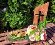 Kompozycja kwiatowa deska krzyżyk ,na grób Wszystkich Świętych 