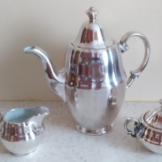 Dzbanek, mlecznik, cukiernica firmy WMF. Po wyczys