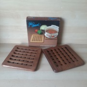 Zestaw 2 podkładek pod garnki drewno tekowe lata 70 stan vintage nowy 