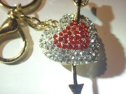 BRELOK DO KLUCZY - serce przebite strzałą z brylancikami (cyrkoniami)