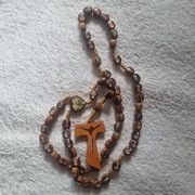 Śliczny drewniany różaniec.Na każdym koraliku wizerunek świętych.