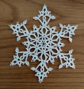 Dekor na choinkę śnieżynka frywolitka biala 9 cm