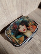 Ozdobne metalowe pudełeczko, kieszonkowa mini szkatułka - dama z kotem