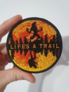 Naszywka haftowana Life's a trail z wilkołakiem w lasach na rzep velcro