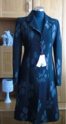 ELEGANCKI CZARNY PŁASZCZ ZE WZOREM W KWIATY - 34/36