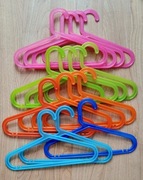 Wieszaki dziecięce IKEA Bagis, 15 sztuk, różnokolorowe