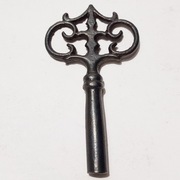 135. KLUCZ DO STAREGO ZEGARA ŚCIENNEGO - KWADRAT 4,5 MM