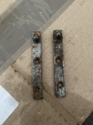 Dwa stare zawiasy do mebli