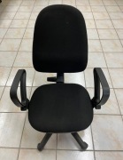 Czarny fotel obrotowy na kółkach, z regulacją wysokości