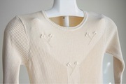 Cienki kremowy sweterek ze zdobieniami w rozmiarze 34/XS