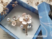 Broszka kwitnąca gałązka biel i delikatny róż 