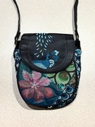 Mała torebka z motywem pawia Desigual