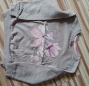 Sweterek dziewczęcy.