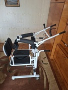 Wózek/krzesło toaletowe na kółkach z podnośnikiem hydraulicznym