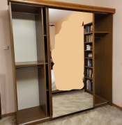 Szafa duża, stabilna z drzwiami przesuwnymi z lustrem