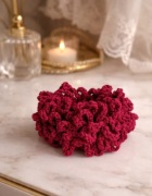 Gumka do włosów typu scrunchie na szydełku.