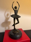 Figurka rzezba włoska sygnowana brąz marmur MILO