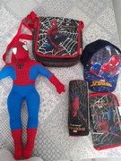 Zestaw gadżetów dla fana Spidermana - maskotka , czapka , torba i piórniki.