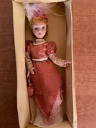 Lalka w stroju z epoki z porcelany