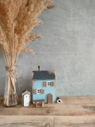 Drewniany domek niebieski dekoracja + dodatki