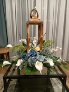 Stroik świąteczny . Kompozycja kwiatowa w lampionie z aniołkiem 