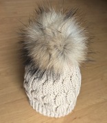 Beżowa czapka z pomponem