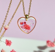 Delikatne serduszko z gipsówką. Biżuteria z żywicy.