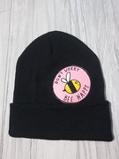 Czarna czapka zimowa z różową naszywką bee happy 