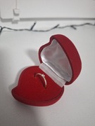 Złoty  pierścionek  z brylantem 