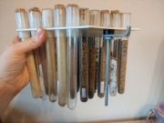 Stary przyprawnik w próbówkach laboratoryjnych, 30 próbówek