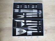 ZESTAW DO GRILLA W METALOWEJ WALIZCE AKCESORIA PRZYBORY SZTUĆCE NIERDZEWNE