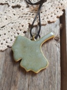 Ceramiczny wisior miłorząb, rękodzieło 