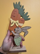 Drewniana figurka wielkanocna duży stojący króliczek z marchewką