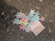 gwiazdki dekoracyjne po pokoju dziecięcego