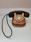 Stary stylowy telefon, kręcona tarcza