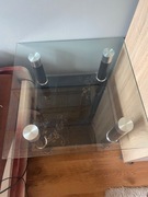 Ława szklana czarne nogi półka na dole 