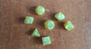 Zestaw żółtych kości z efektem marmuru. RPG, DnD, Warhammer.