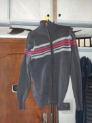 sweter z kołnierzem na zamek