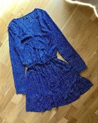 Zwiewna niebieska sukienka w groszki Sinsay r. XS