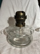 Tytuł: Stara Szklana Lampa Naftowa – Mosiężny Palnik – Vintage / Antyk