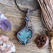 Miedziany wisiorek z kalcytem