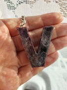 Brelok V z żywicy epoksydowej i uv 