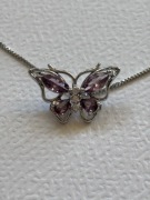 naszyjnik piekny srebrny z motylem fioletowy