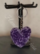 Ręcznie robiony na szydełku brelok w kształcie serca 