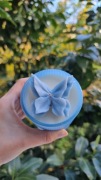 Świeca sojowa w niebieskim ryflowanym szkle z motylem 3D