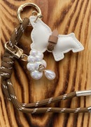 Brelok z pieskiem i perełkami – brązowo-kremowy