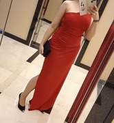 Czerwona brokatowa sukienka maxi z rozcięciem