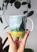 Kubek Cyprysy na polu pszenicy Vincent van Gogh 