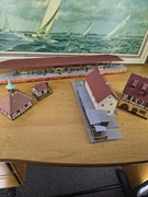 Zestaw budynków do makiety kolejowej – stacje, peron, domy, figurki 