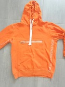 Pomarańczowa bluza sportowa z kapturem oraz dużą kieszenią na zamek